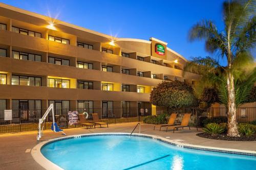 un hotel con piscina frente a un edificio en Courtyard Fairfield Napa Valley Area, en Fairfield