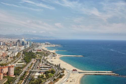 バルセロナにあるホテル アーツ バルセロナの海岸と海の空中を望む