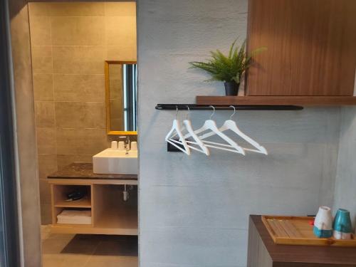 baño con lavabo y perchas blancas en 木木宿宿MUMUsusu-stay只接待成年者一無包棟服務, en Taitung
