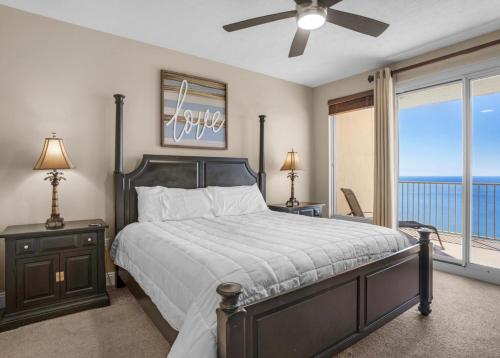 - une chambre avec un lit et une vue sur l'océan dans l'établissement Treasure Island 2102 Beach Front, à Panama City Beach