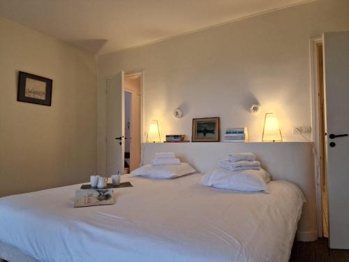 - une chambre avec un lit blanc et 2 oreillers blancs dans l'établissement Villa in Plougasnou with Stunning Sea Views, à Plougasnou