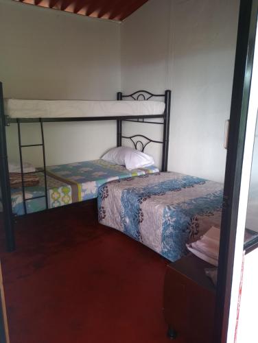 - une chambre avec 2 lits superposés dans l'établissement La Flor de Jalisco, à Calarcá