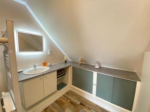 une salle de bain avec un lavabo et un miroir dans l'établissement Holiday Home in Normandy near Sandy Beaches, à Barneville-Carteret