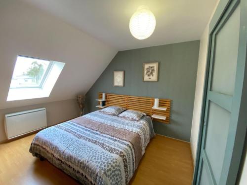 une chambre avec un lit et une fenêtre dans l'établissement Holiday Home in Normandy near Sandy Beaches, à Barneville-Carteret