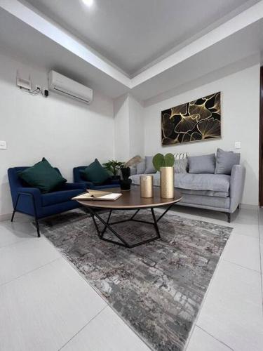 a living room with a couch and a table at Precioso departamento cerca de Plaza Galerías in Guadalajara