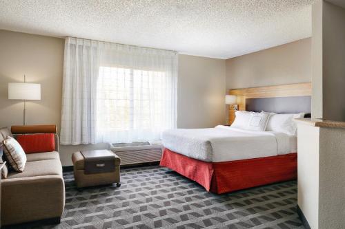 une chambre d'hôtel avec un lit et un canapé dans l'établissement TownePlace Suites Tempe at Arizona Mills Mall, à Tempe