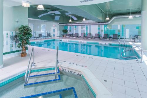 uma grande piscina interior num edifício em Residence Inn by Marriott Moncton em Moncton