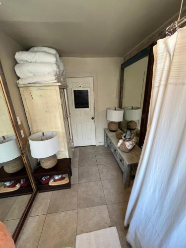 bagno con 2 lavandini, specchio e asciugamani di Elle’s house a San Rafael