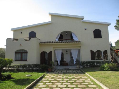 a large white house with a yard at Villa Margherita Suite & charme in Pula