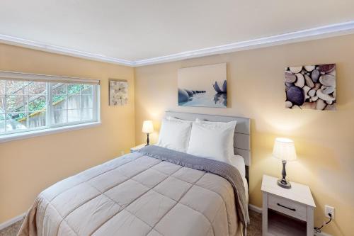 a bedroom with a bed and a window at Jefferson Joy in Eugene