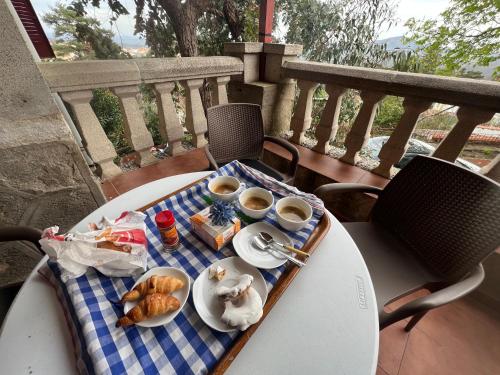 bandeja de desayuno en una mesa en el balcón en Casa independiente 4 habitaciones en Miraflores de la Sierra