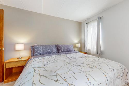 Un dormitorio con una cama grande y una ventana en Mountain Village 5H Unit A, en Dover