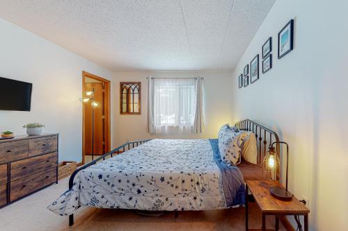 Mountain Village 5H Unit B في Dover: غرفة نوم بسرير وطاولة خشبية