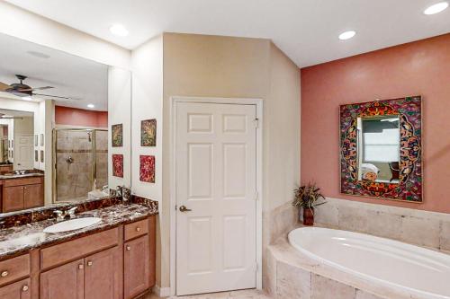 ein Badezimmer mit Badewanne und Waschbecken in der Unterkunft Vasari Country Club #201 - Toscana Treasure in Bonita Springs
