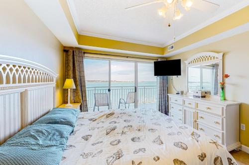 um quarto com uma cama e vista para o oceano em Bahia Vista I 204 em Ocean City
