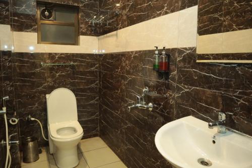 Ein Badezimmer in der Unterkunft K Plus Comforts
