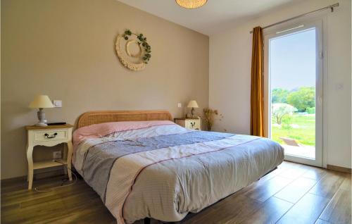 1 dormitorio con cama y ventana grande en Nice Home In Laudun Lardoise With Kitchen, en Connaux