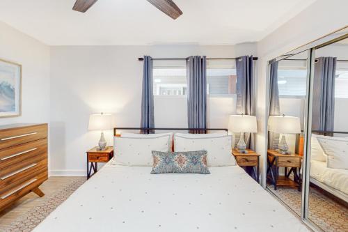 1 dormitorio con 1 cama grande y cortinas azules en Gulf Terrace #256, en Destin
