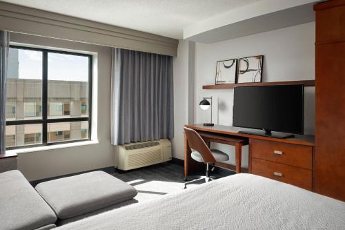 a hotel room with a desk and a bed at Courtyard by Marriott Washington Capitol Hill/Navy Yard in Washington