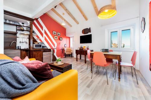 een woonkamer met een gele bank en een tafel bij Loreto LYA SEA VIEW APARTMENTS in Rovinj