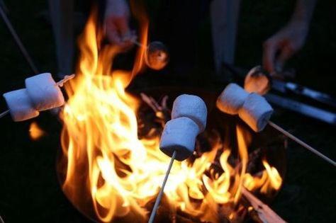 a bunch of food on a grill with fire at Camping el triunfo in Montecillo