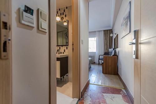 Elasophia Hotel في إسطنبول: ممر مع باب يؤدي إلى غرفة