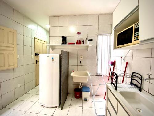 Elle comprend une petite cuisine équipée d'un évier et d'un réfrigérateur. dans l'établissement 202 Kitnet no centro com wifi, à Aracaju