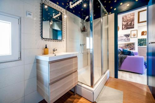 W łazience znajduje się umywalka i prysznic. w obiekcie Loreto LYA SEA VIEW APARTMENTS w Rovinj