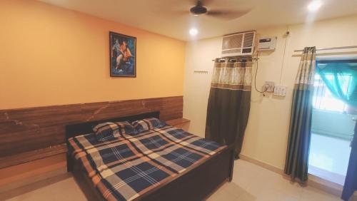 um quarto com uma cama e uma janela em Bhargava Ashram em Vrindavan