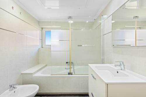 La salle de bains est pourvue d'une baignoire, d'un lavabo et de toilettes. dans l'établissement Stay U-nique Apartment Playamar, à Torremolinos