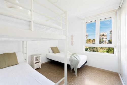 - une chambre avec 2 lits superposés et une fenêtre dans l'établissement Stay U-nique Apartment Playamar, à Torremolinos