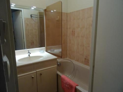 une salle de bain avec un lavabo, des toilettes et un miroir dans l'établissement Appartement à Hyères avec parking, véranda et cuisine équipée - FR-1-335-177, à Hyères