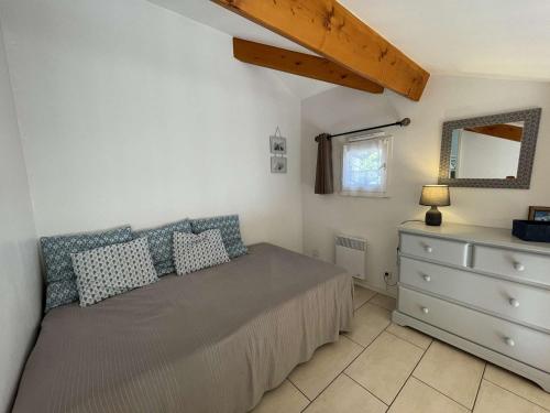 une chambre avec un lit avec une commode et un miroir dans l'établissement Maison avec Piscine Chauffée, Terrasse et Parking à 300m de l'Océan - FR-1-224C-219, à Saint-Hilaire-de-Riez