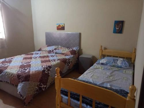 1 Schlafzimmer mit einem Bett und 2 Einzelbetten sidx sidx sidx sidx sidx in der Unterkunft De vuelta a casa in Zarate Isla