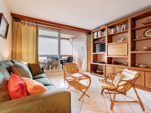 un salon avec un canapé et des chaises dans l'établissement Carnac - Appartement 4 pièces - 85m² - Face mer - WIFI - Garage - FR-1-477-226, à Carnac