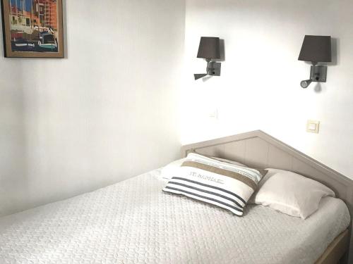 sypialnia z łóżkiem z 2 poduszkami w obiekcie Appartement 2 Pièces avec Piscine et Parking - FR-1-504-663 w miejscowości Saint-Raphaël