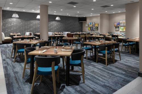 a dining room with tables and chairs at Holiday Inn Boston - Dedham Hotel & Conference Center by IHG in Dedham