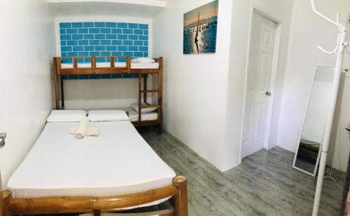Katil dua tingkat atau katil-katil dua tingkat dalam bilik di Gon Tourist Inn