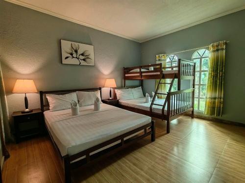 1 Schlafzimmer mit 2 Betten und 1 Etagenbett in der Unterkunft Coco Cabana Apartelle in Panglao