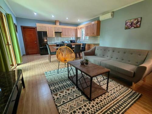 uma sala de estar com um sofá e uma mesa em Coco Cabana Apartelle em Panglao