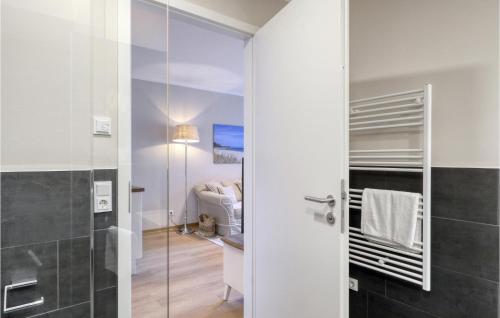 La salle de bains est pourvue d'une douche et d'une porte en verre. dans l'établissement Baltischer Hof Apartment 36, à Boltenhagen