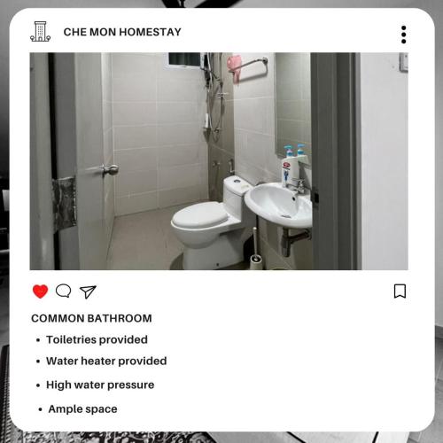 ein Bad mit einem WC und einem Waschbecken in der Unterkunft CHE MON Homestay in Kuching