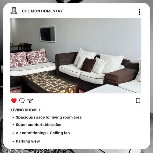 ein Wohnzimmer mit einem Sofa und einem Couchtisch in der Unterkunft CHE MON Homestay in Kuching