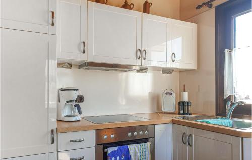 Dapur atau dapur kecil di Awesome Home In Meschede With Wifi