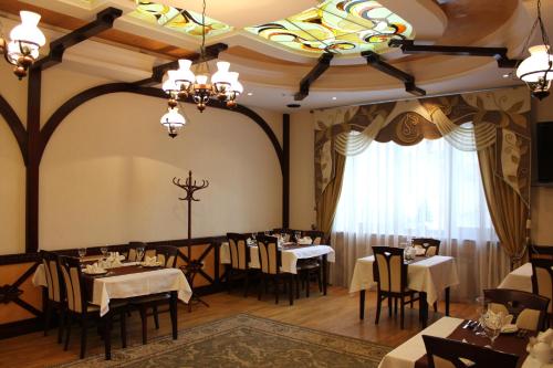 A restaurant or other place to eat at Hotel&Restaurant SENATOR