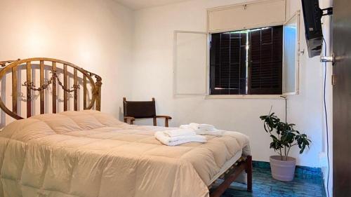 a bedroom with a bed with two towels on it at Departamento del Parque in San Salvador de Jujuy