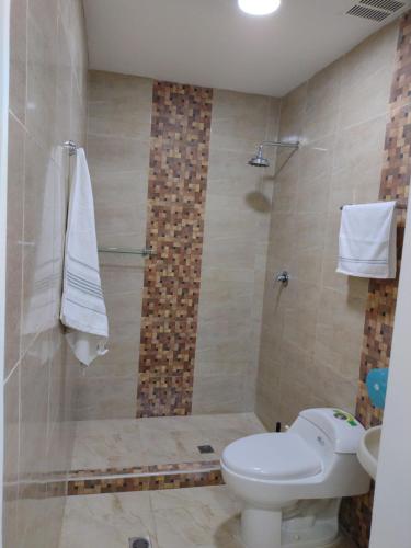a bathroom with a toilet and a shower at Casa España in Sincelejo