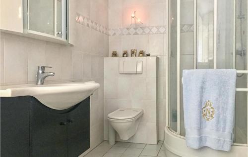 ein weißes Bad mit einem Waschbecken und einem WC in der Unterkunft Villa Van Staalduinen in Bergen aan Zee