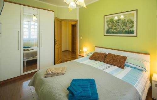 a bedroom with a bed with a blue towel on it at Stunning Home In Marcana With Kitchen in Marčana