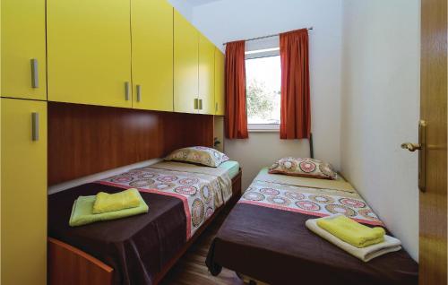 A bed or beds in a room at Cozy Home In Brodarica With Wifi